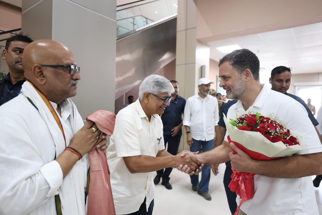 IYC's tweet photo. प्रयागराज एयरपोर्ट पर नेता विपक्ष श्री @RahulGandhi जी का कांग्रेस नेताओं ने आत्मीय स्वागत किया। 🇮🇳

आज #ChhatronKiGoonj में युवाओं से करेंगे सीधा संवाद। ✊

📍 प्रयागराज, उत्तर प्रदेश https://t.co/rBqXOEWtOt