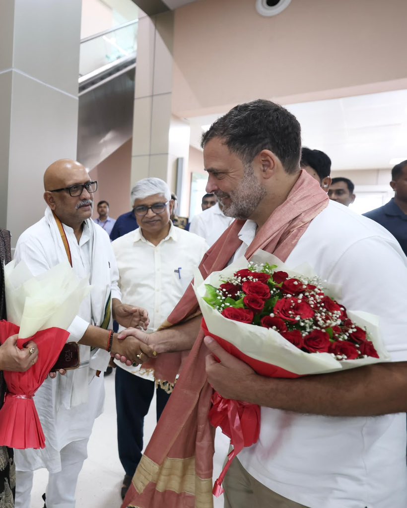 IYC's tweet photo. प्रयागराज एयरपोर्ट पर नेता विपक्ष श्री @RahulGandhi जी का कांग्रेस नेताओं ने आत्मीय स्वागत किया। 🇮🇳

आज #ChhatronKiGoonj में युवाओं से करेंगे सीधा संवाद। ✊

📍 प्रयागराज, उत्तर प्रदेश https://t.co/rBqXOEWtOt