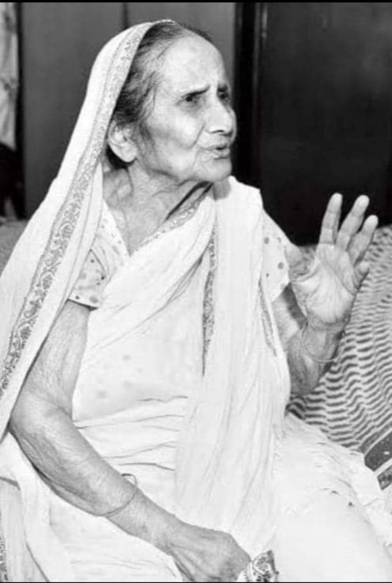 Shekhawat_089's tweet photo. क्या आप ऐसी किसी महिला के बारे में जानते हैं जिसने...

1. हावड़ा में गंगा नदी पर पुल बनाकर कलकत्ता शहर बसाया?

2. अंग्रेजों को ना तो नदी पर टैक्स वसूलने दिया, और ना ही दुर्गा पूजा की यात्रा को रोकने दिया?

3. कलकत्ता में "दक्षिणेश्वर मंदिर" बनवाया?

4. कलकत्ता में गंगा नदी पर बाबू घाट और नीमतला घाट बनवाए?

5. श्रीनगर में "शंकराचार्य मंदिर" का पुनरोद्धार करवाया?

6. मथुरा में "श्री कृष्ण जन्मभूमि" की दीवार बनवाई?

7. ढाका में मुस्लिम नवाब से 2,000 हिंदुओं की स्वतंत्रता खरीदी?

8. रामेश्वरम से श्रीलंका के मंदिरों के लिए "नौका सेवा" आरम्भ करवाई?

9. कलकत्ता का "क्रिकेट स्टेडियम" इनके द्वारा दान दी गई भूमि पर बना है?

10. "सुवर्णरेखा नदी" से पुरी तक सड़क बनाई?

11. "प्रेसिडेंसी कॉलेज" और "नेशनल लाइब्रेरी" के लिए धन दिया?

क्या यह विदुषी महान हस्ती आज तक के भारत में विद्यार्थियों के सिलेबस में सम्मिलित हुआ...!

इन महान हस्ती का नाम है "रानी रासमणि"!

ये कलकत्ता के जमींदार की विधवा थी! 1793 से 1863 तक के जीवन काल में, रानी रासमणि जी ने इतना यश कमाया है, कि इनकी बड़ी बड़ी प्रतिमाऐं दिल्ली और शेष भारत में लगनी चाहिए थी!

रानी रासमणि जी कैवर्त जाति की थी, जो आजकल अनुसूचित जाति में सम्मिलित है!

भारत के चाटुकार इतिहासकारों ने "रानी रासमणि" को अपेक्षित सम्मान नहीं दिया!