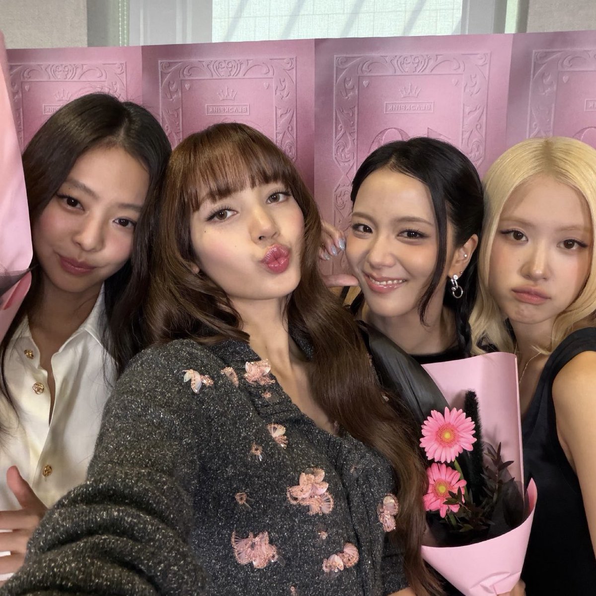 jenniepics's tweet photo. 2025                                                 2026 https://t.co/7q0ec0KoRL