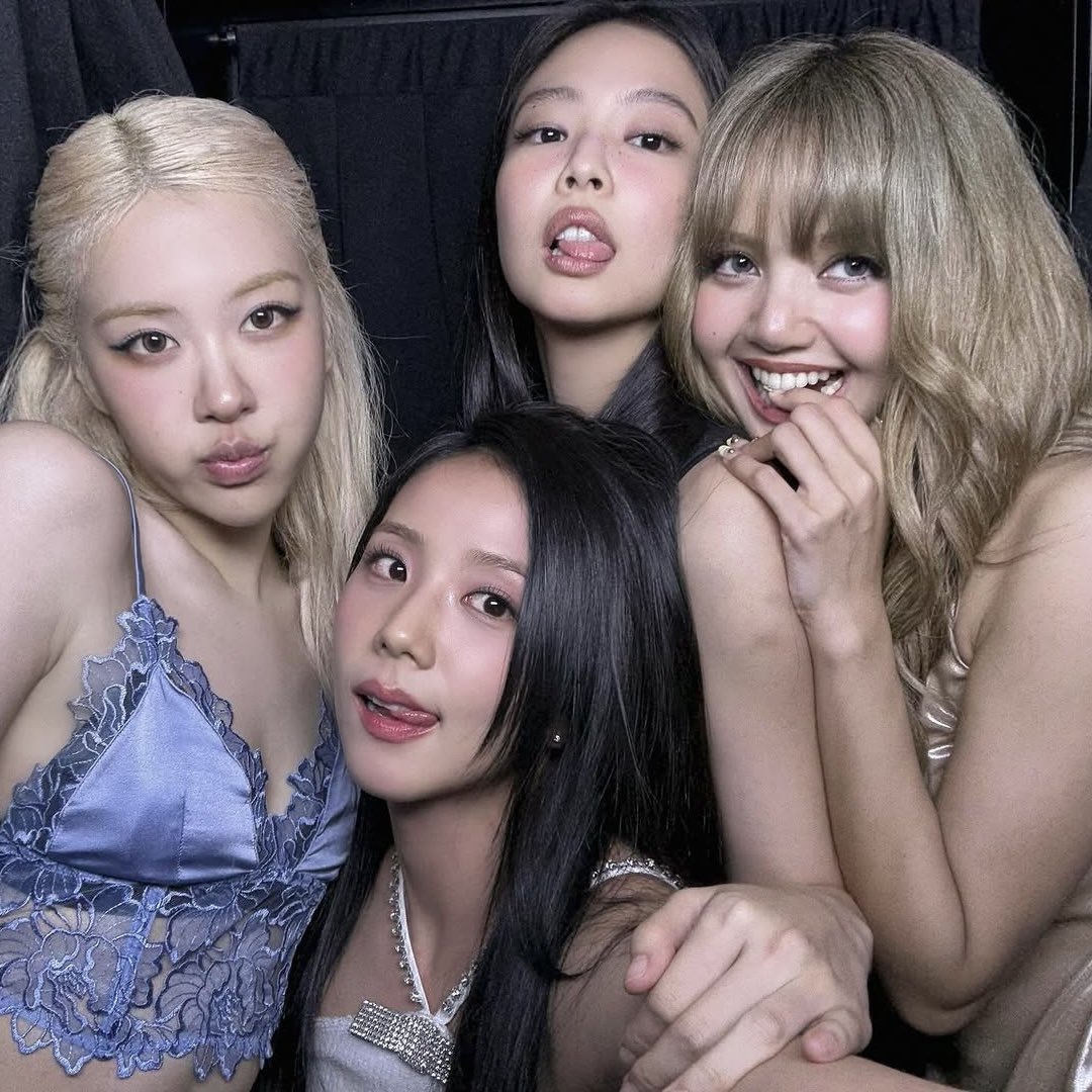 jenniepics's tweet photo. 2025                                                 2026 https://t.co/7q0ec0KoRL