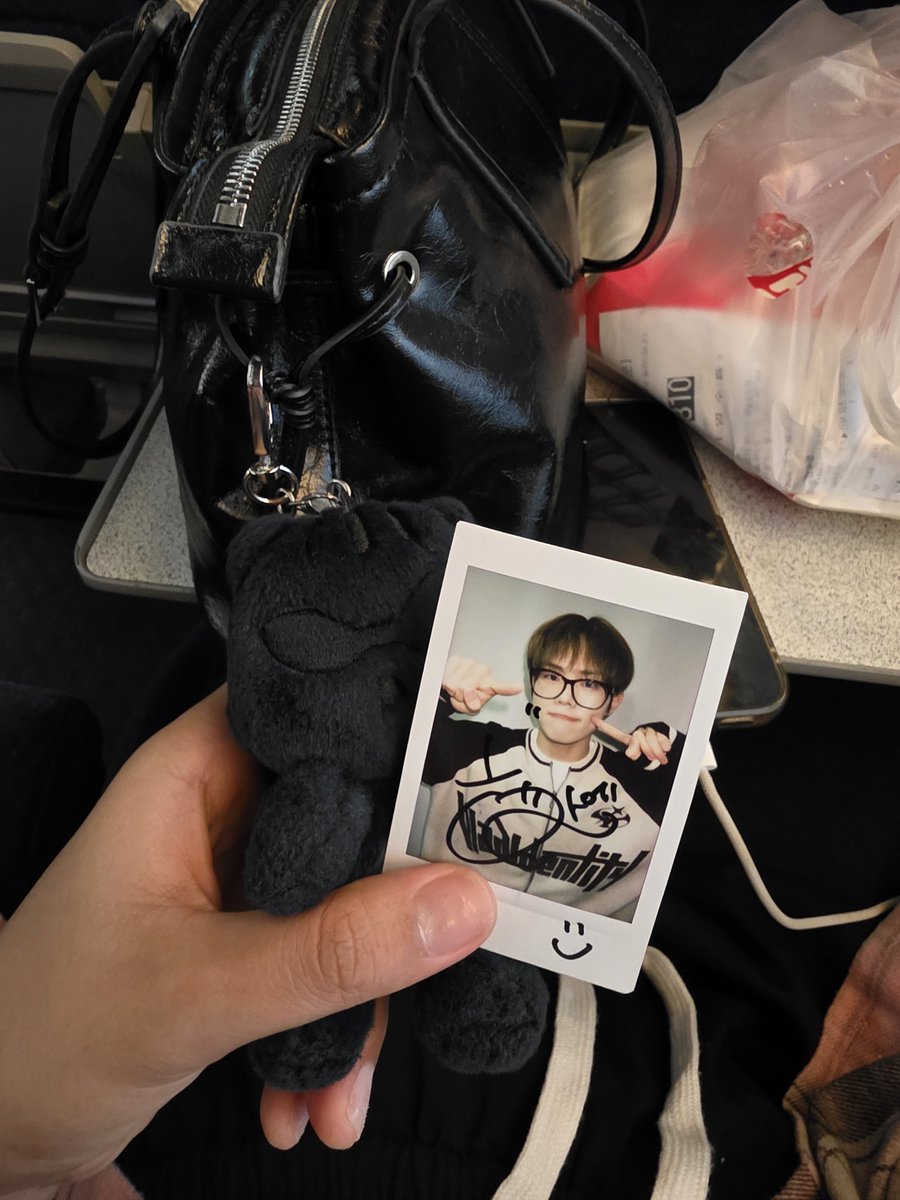 HanSumi10's tweet photo. 집에 가즈아 😛 https://t.co/qKaeTMingC