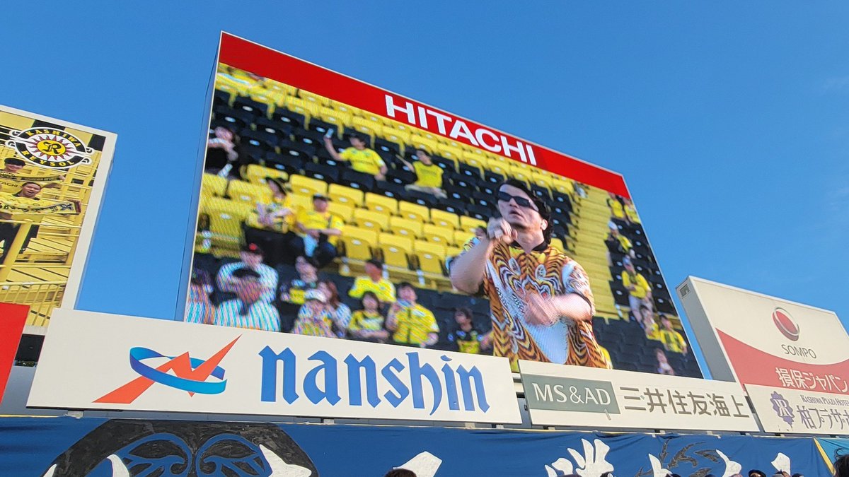 mushi_tsukuba's tweet photo. 生KREVA！イッサイガッサイ歌ってる https://t.co/NcQOuo0qIS