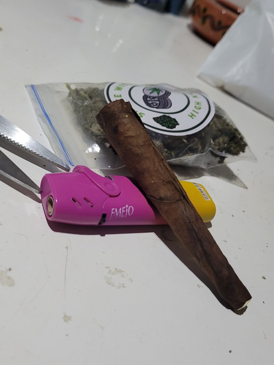 st0n3dkag3's tweet photo. Rate my blunt roll up

Been a while 🤫 https://t.co/gDilP2rDI1