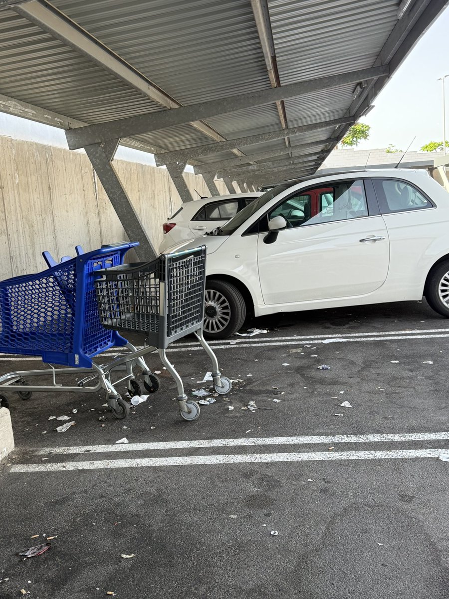 CanIslandsGreen's tweet photo. . @lidlespanaAC The car park at your Lidl in #Adeje #Tenerife, has been left covered in litter for days/weeks. It’s genuinely disappointing. 
Businesses have a responsibility to take pride in the spaces around them. When rubbish is left on the ground, it normalises littering
🌍♻️ https://t.co/N59ILTXCHE