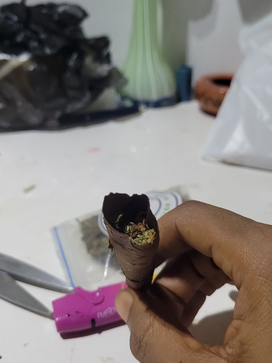 st0n3dkag3's tweet photo. Rate my blunt roll up

Been a while 🤫 https://t.co/gDilP2rDI1