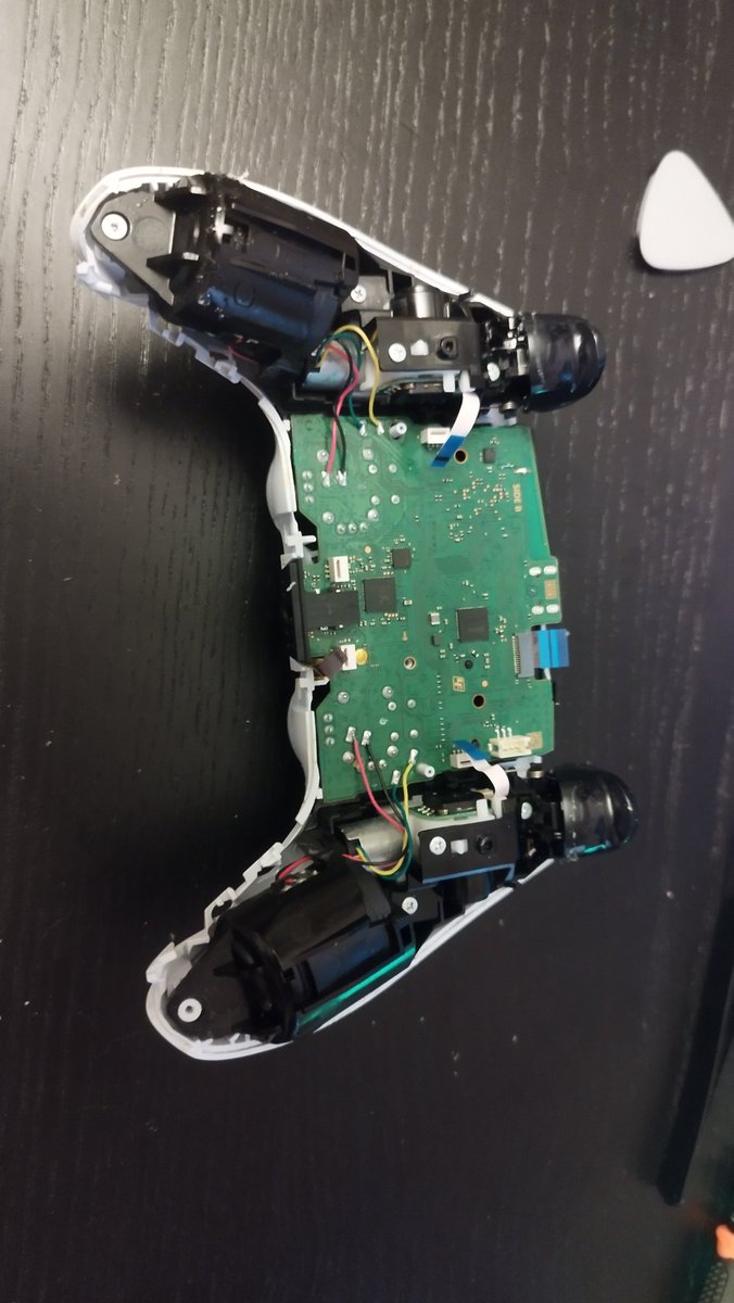 notsooart's tweet photo. @restorygame Ive been fixing broken devices as a hobby before i found out about the game and when the demo cane out it reminded me so much to the real thing but without the risk of breaking it. My favourite to open are the gameboys and the least favourite the psp 1000 and any ds upper screen. https://t.co/dr7PkPfLju