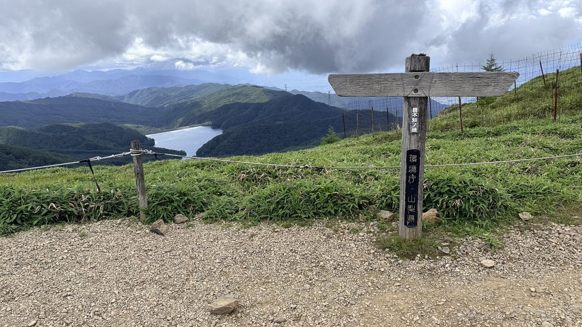 hiro_fd's tweet photo. 嫁と4回目くらいの登山。

前回の鍋割山がキツくて懲りたみたいなので、緩めで今の時期涼しくて百名山ということで大菩薩！

鹿居たり小屋で色々買ったりしてそれなりに楽しめた模様♪ https://t.co/J6Md3llvOn