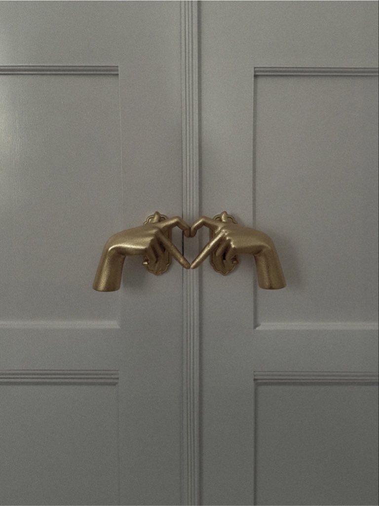 Theduragcoolkid's tweet photo. the subtle art of a door handle https://t.co/nQfqPxkl9s