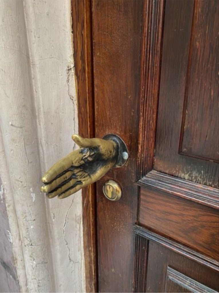 Theduragcoolkid's tweet photo. the subtle art of a door handle https://t.co/nQfqPxkl9s