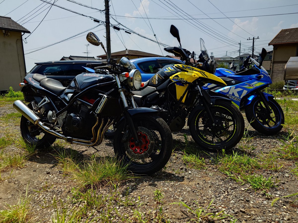 bp5_bandit400's tweet photo. 無事?にバンディットが車検から帰ってきました
これでもう2年頑張れる
が、暑すぎてトラブルの元なので
夏はv-stromに頑張ってもらいましょう
バンディット用に買ったヨシムラの水温計をv-stromに付けようか悩み中
#bandit #vストローム #gsx250r https://t.co/CU4v0eHKj7