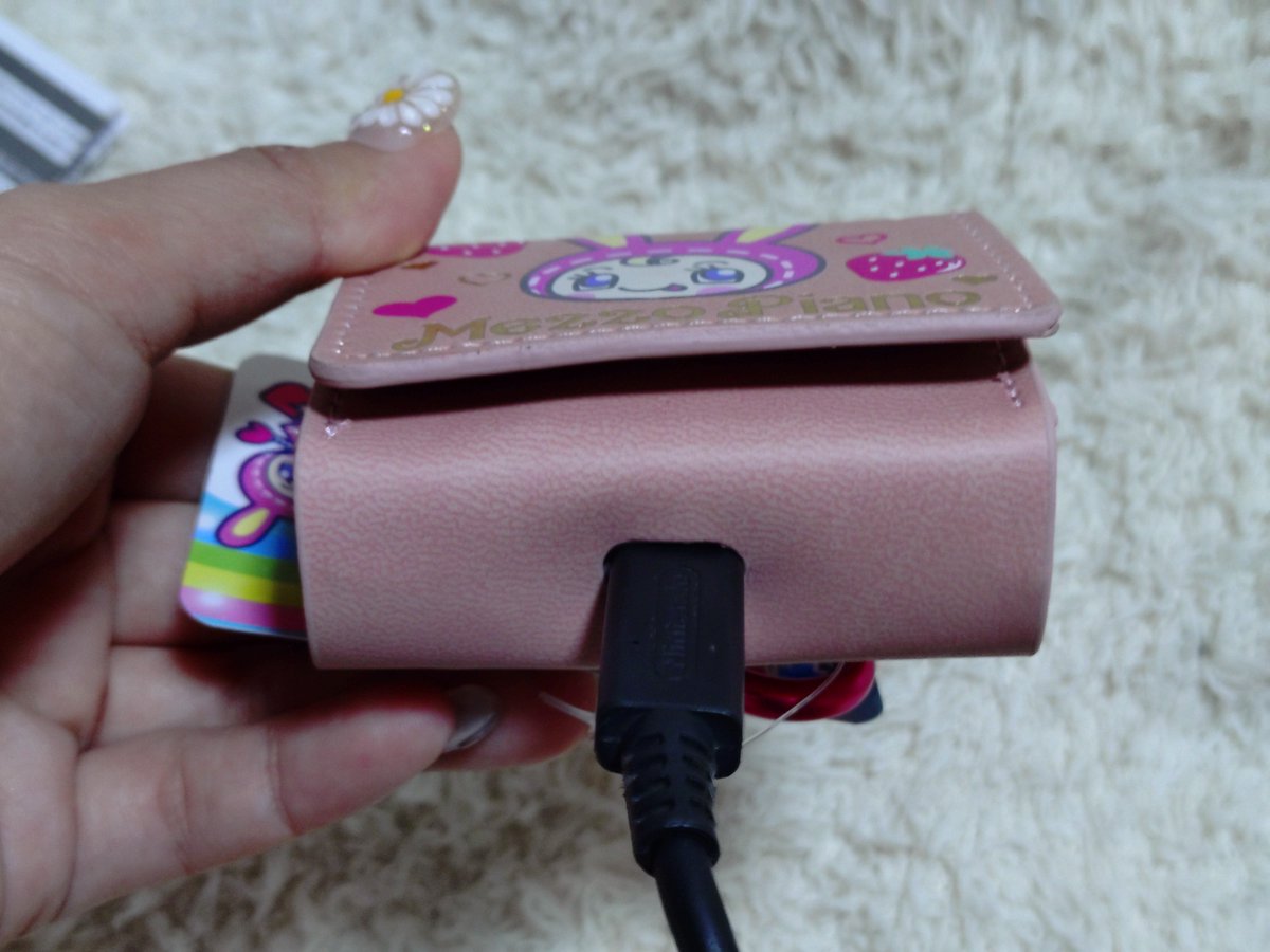 orin_secretbase's tweet photo. クレーンゲームでたまたま
見つけたナルミヤキャラクターズの《ワイヤレスイヤフォン》と
《スマートマルチケース》!!

ピッタリサイズでケースに
入れたまま充電もできる
優れモノだった👏

何よりかわいい♡
サブイヤフォンとして使おう♪

#メゾピアノ
#ナルミヤキャラクターズ
#ベリエちゃん https://t.co/Gmnhj3Ah7F