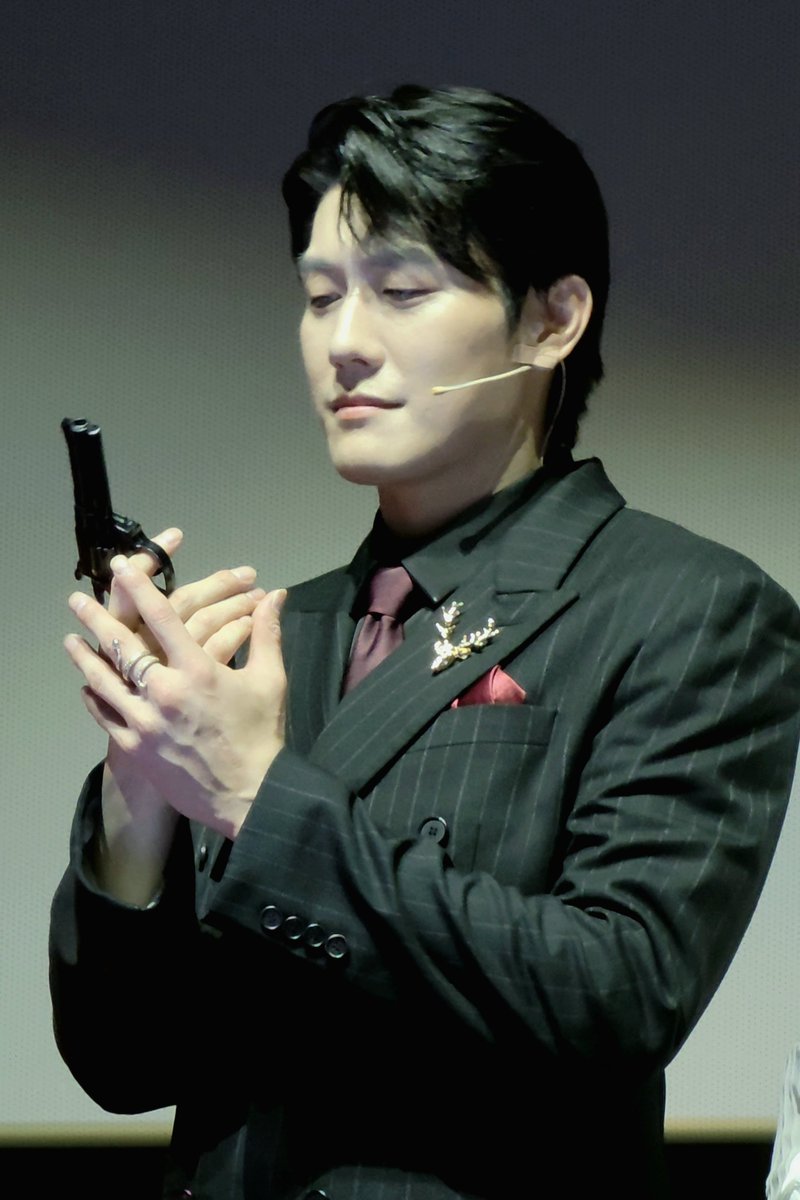 oooi1024's tweet photo. 좀 흔들렸지만 총과 뱀반지가 같이 찍힌게 너무 좋아서 https://t.co/QDn5f81i5f