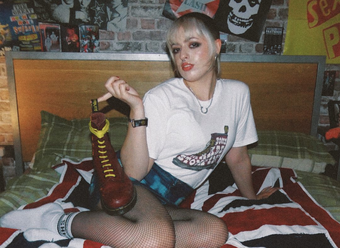 OxbloodClothing's tweet photo. Boots made for stompin. Yellow stitching, old soul. ๐ธ @deadbeatd0lly
#OxbloodClothing #drmartens1460 #docsandsocks #punkgirlstyle #skinheadgirls #yellowstitching #bootsandbraces https://t.co/bBg0bsVPT7