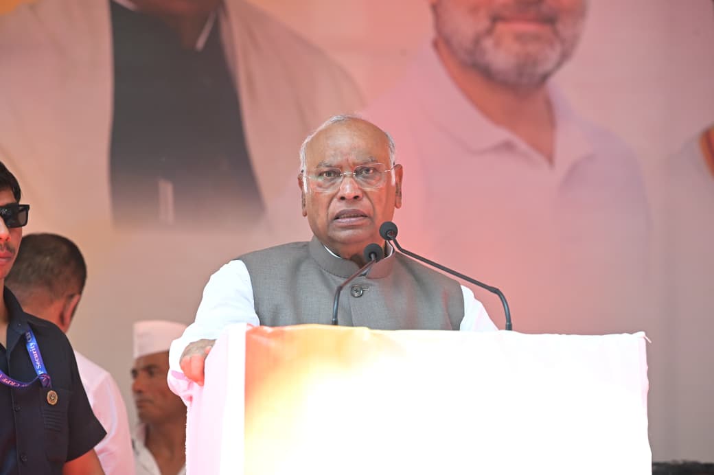 INCIndia's tweet photo. कांग्रेस अध्यक्ष श्री @kharge ने हल्द्वानी में विशाल जनसभा को संबोधित किया। 

BJP के लोगों ने पवित्र देवभूमि को तबाह करने में कोई कसर नहीं छोड़ी है, हमें साथ मिलकर इन्हें सत्ता से उखाड़ फेंकना होगा। 

📍 उत्तराखंड https://t.co/BFpyUXgKzN