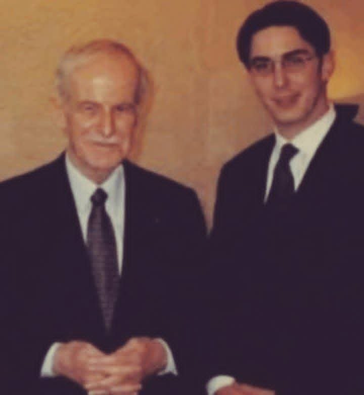 drhafezster's tweet photo. صورة لحافظ الأسد مع أموس هوكشتاين (مواليد ١٩٧٣ القدس)،وسيط أمريكي بين لبنان وتل أبيب، خدم ضابطاً في سلاح المدرعات بجيش الاحتلال بين عامي ١٩٩٢ - ١٩٩٥، نشرت له صورة جمعته مع حافظ الأسد  بينما كان يحمل جنسية إس،رائ،يل ما الذي جمع الأسد مع ضابط إس،رائي،لي؟ فضايح يوم عن يوم تخرج للعلن https://t.co/CXFq7SzcIy