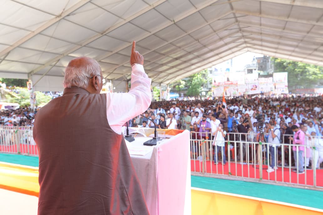 INCIndia's tweet photo. कांग्रेस अध्यक्ष श्री @kharge ने हल्द्वानी में विशाल जनसभा को संबोधित किया। 

BJP के लोगों ने पवित्र देवभूमि को तबाह करने में कोई कसर नहीं छोड़ी है, हमें साथ मिलकर इन्हें सत्ता से उखाड़ फेंकना होगा। 

📍 उत्तराखंड https://t.co/BFpyUXgKzN