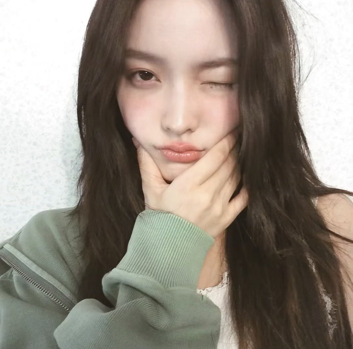 ro0204ha's tweet photo. 260808 아일릿 공식 인스타 🆙

#이로하 #IROHA #イロハ #아일릿 #ILLIT https://t.co/ia35LNSrNB
