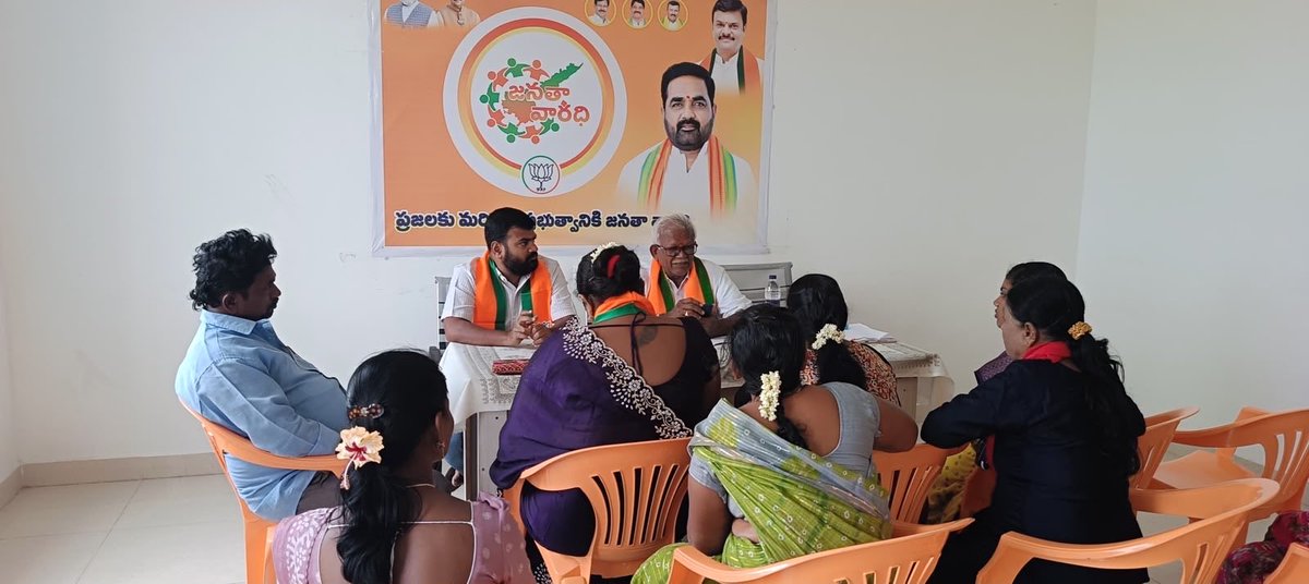 NLaleppa's tweet photo. ఈరోజు అనంతపురము జిల్లా భారతీయ జనతా కార్యాలయంలో నిర్వహించిన జనతావారధి కార్యక్రమంలోబీజేపీ నేషనల్ కౌన్సిల్ సభ్యులు రత్నమయ్య గారు పాల్గొన్నారు.ప్రజల నుంచి నగరానికి సంబంధించినపలుసమస్యలనుస్వీకరించి, సంబంధిత అధికారులతో నేరుగా ఫోన్‌లో మాట్లాడి వాటి పరిష్కారానికి కృషి చేశారు. @BJP4India https://t.co/5qYZWSnBom