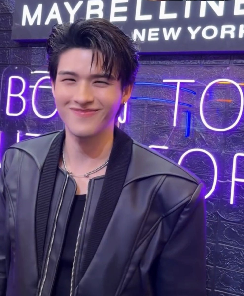 KyuniesBoyMikey's tweet photo. he’s so adorkable ols jump in my pocket🤏🏼🤏🏼🤏🏼
©️iyzdham IG

SKY X MAYBELLINE MATTE MAX

#MaybellineMalaysiaXSky
#MaybellineMYwithSky
#skywongravee https://t.co/9YPn5rRfrn