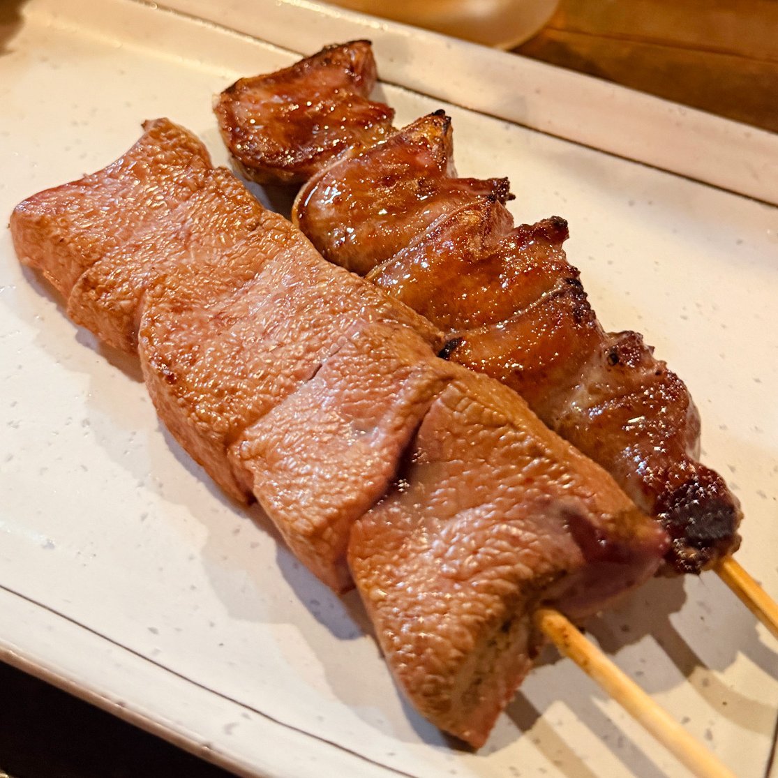 1000bero_net's tweet photo. 神田を歩いていたら「生ホッピーあり〼」の貼紙。これは入るしかない。

サーバーから注がれる生ホッピーはクリーミーで爽快！朝挽きレバーはしっとりぷりぷりでめちゃうまいし、名物ラスポテトはサクッともっちりでクセになる✨

📍神田「もつ焼 元希」
https://t.co/YFgCHVuyuH https://t.co/6WX3ptC9Wx