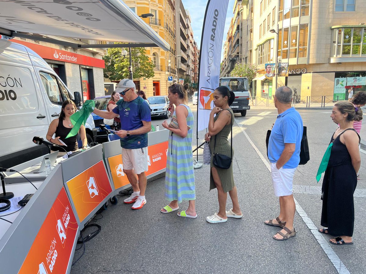 aragonradio's tweet photo. 📢 Especial #LaCadiera en la Plaza de Navarra de Huesca 📍

¡Ven a vernos y llévate una pañoleta de #SanLorenzo de @aragon_play! 💚

Palparemos el ambiente en las calles oscenses a 24 horas del lanzamiento del cohete anunciador 🚀
Y contaremos con algunos de los protagonistas de las fiestas laurentinas, música en directo, y muchas sorpresas 😉

🔴 https://t.co/ISGcNNZQ43