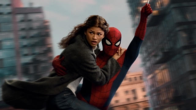 Kikuhiko_Suzuki's tweet photo. 『スパイダーマン:ブランド･ニュー･デイ』
⚠️ネタバレがあります｡

本作を観て最初に思うのは､ああ､ようやくスパイダーマンが帰ってきたな､ということです｡いやトム･ホランド版ももう4作目なんですが､これまでのピーターにはトニー･スタークという偉大すぎる後見人がいて､スーツはハイテク､敵は宇宙規模､最後には歴代スパイダーマンまで集合してしまった｡『ノー･ウェイ･ホーム』なんて､もうスパイダーマン映画というより祭りです｡

ところが今回は違う｡誰もピーター･パーカーを知らない｡MJもネッドも知らない｡メイおばさんもいない｡ピーターはニューヨークの片隅で一人暮らしをしながら､毎日のように街へ飛び出して犯罪者を捕まえる｡この序盤が実にいい｡スパイダーマンとしては市民から愛され､ニューヨークの犯罪率を下げるほど働いているのに､ピーター･パーカーとして帰る場所がない｡ネッドのSNSを眺め､MJが元気そうなのを確認するくらいしかできない｡

お前､もう少し休め｡という話なのですが､それができないから身体までおかしくなる｡有機ウェブが手首から出始め､感覚は暴走し､目まで真っ黒になる｡要するに､ピーター･パーカーとして生きることを捨ててスパイダーマンだけになろうとしたら､身体まで人間をやめ始めたわけです｡分かりやすい｡

そしてMJとネッドに再会しても､都合よく全部元通りにはしないところが本作の偉いところです｡特にMJ｡ピーターが｢愛している｣と告白しても､｢私はあなたを覚えていない｡だからその気持ちには応えられない｣｡そりゃそうです｡魔法で記憶を消しておいて､手紙一枚読ませたら元カノが｢私も愛してる！｣では恋愛映画として雑すぎる｡しかもMJからすれば､｢私を守るため｣と称して自分の人生について勝手に決断されたわけで､それを怒る権利も当然ある｡そのうえで三人が同じ部屋にいると､不思議と昔と同じ空気になる｡記憶は消えても､人間同士の相性までは消えない｡この焦らし方はかなり好きです｡

そして意外な拾い物がパニッシャーのフランク･キャッスル｡私はドラマをちゃんと履修していなくても､｢犯罪者は殺す｣というスパイダーマンとは正反対の人だということくらいは分かります｡そのフランクがピーターを病院へ運び､付き添い､最後にはスパイダーマンのマスクまで被って群衆の目を引く｡お前､いい奴じゃないか｡

一方､ジーン･グレイもかなり良かった｡姉を失い､特別な力ゆえに利用され､孤独の果てに復讐へ走るジーンは､実はピーターの合わせ鏡です｡違うのはピーターにはメイがいたこと｡｢あなたは特別だから愛されるのではない｡あなたはあなただから愛されている｣というメイの記憶を､今度はピーターがジーンへ渡す｡かつてトニーやメイに導かれていた少年が､｢僕がいる｣と誰かに言える大人になった｡ここは素直に泣きます｡メイおばさん､死んでからも働きすぎです｡

ただし問題もある｡本作は｢親愛なる隣人への原点回帰｣をやりたいはずなのに､パニッシャーが来る､ハルクが来る､エレーナが風呂に入っている､ジーン･グレイまで来る｡ダメージ･コントロール局は相変わらず何もコントロールできていない｡さらにマイルズらしき匂わせを置き､最後はスパイディ･トラッカーが宇宙を指す｡2時間半かけてニューヨークの青年に戻したと思ったら､｢はい､次は宇宙です｣である｡MCU､お前はピーターを少し休ませてやれ｡

本作はピーターに｢全部一人で背負わなくていい｣と教える映画です｡ところが映画そのものには､ニュー･アベンジャーズ､パニッシャー､X-MEN､マイルズ､シークレット･ウォーズまで背負わせている｡そこは大いなる力に伴う大いなる責任じゃなくて､単なる過積載です｡

それでも､ニューヨークをウェブで飛び回るスパイダーマンは抜群に楽しいし､MJとの距離も､ネッドとの友情も､簡単には元に戻さないからこそ続きが気になる｡

『ノー･ウェイ･ホーム』がピーター･パーカーを捨ててスパイダーマンになる映画だったなら､本作は､スパイダーマンであるためにもピーター･パーカーを捨ててはいけないと気づく映画なのでしょう｡それこそが｢Brand New Day｣｡セイディー･シンク版ジーンの今後も見たい｡マイルズの件も気になる｡

そして､たぶん明日もう一回観ます｡
結局､MCUの思う壺なのであります｡