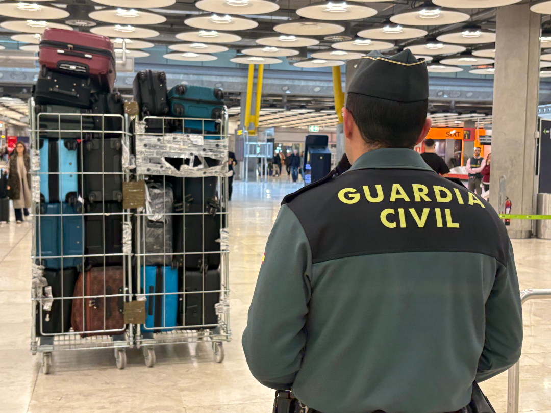 interiorgob's tweet photo. 👮✈️ ¿Sabes qué objetos no puedes llevar en un avión?

❌ Material explosivo o inflamable
❌ Sustancias tóxicas o infecciosas
❌ Gases y bombonas de gas

⚠️ Las baterías de litio tienen normas específicas: infórmate antes de viajar

✅ Evita sorpresas, retrasos y sanciones. https://t.co/XRE0bHkrKx