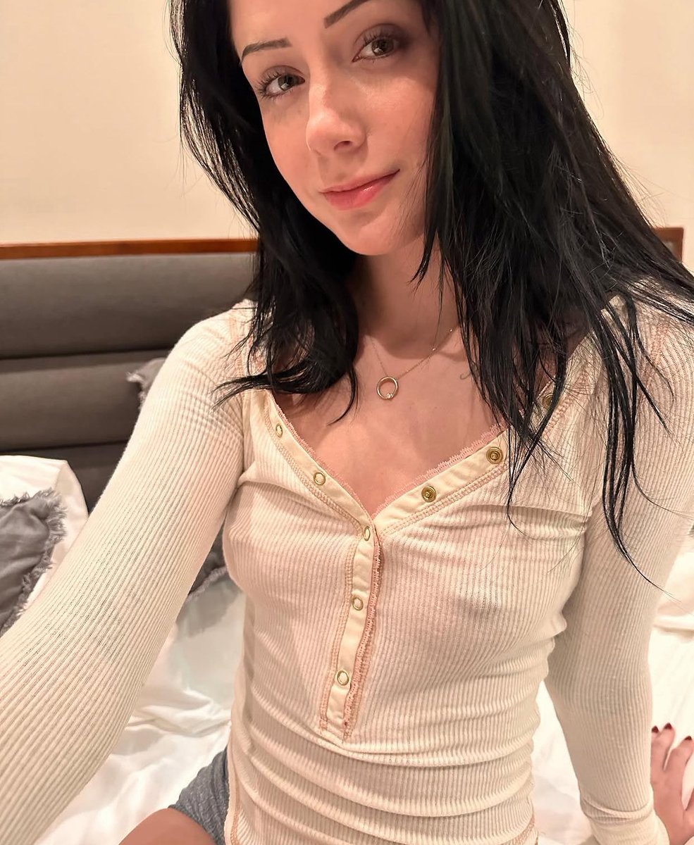 catkitty27232's tweet photo. Do you want to have a pillow fight? https://t.co/croznjsWKV