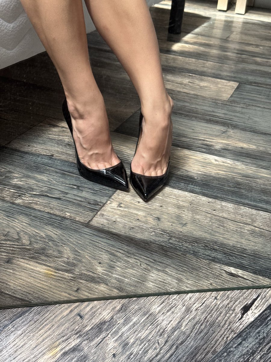 Lulashoes_vt's tweet photo. #veinyfeet #louboutin #sokate https://t.co/HjZTcvYRR7