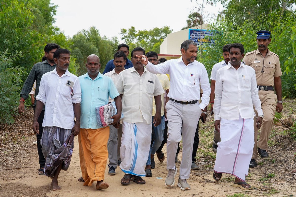 VanniTamizhVCK's tweet photo. திண்டிவனம் தொகுதி - மரக்காணம் ஒன்றியம், ஆச்சுக்காடு கிராமத்தில் மயானப்பாதை அமைத்துத் தர வேண்டும் என அப்பகுதி மக்கள் நீண்ட நாட்களாக கோரிக்கை விடுத்து வந்தனர்.

இன்று (08.08.26) ஆச்சுக்காடு கிராமத்திற்கு அதிகாரிகளுடன் நேரில் சென்று, மயானப்பாதைக்கான இடத்தை ஆய்வு செய்தோம்.

மயானப்பாதை அமைக்கும் பணியை விரைந்து மேற்கொள்ள வேண்டும் என்றும், மழைக்காலத்திற்கு முன்பாகவே இப்பணியை விரைந்து முடித்து மக்கள் பயன்பாட்டிற்கு கொண்டு வர வேண்டும் என்றும் அதிகாரிகளுக்கு அறிவுறுத்தினேன்.