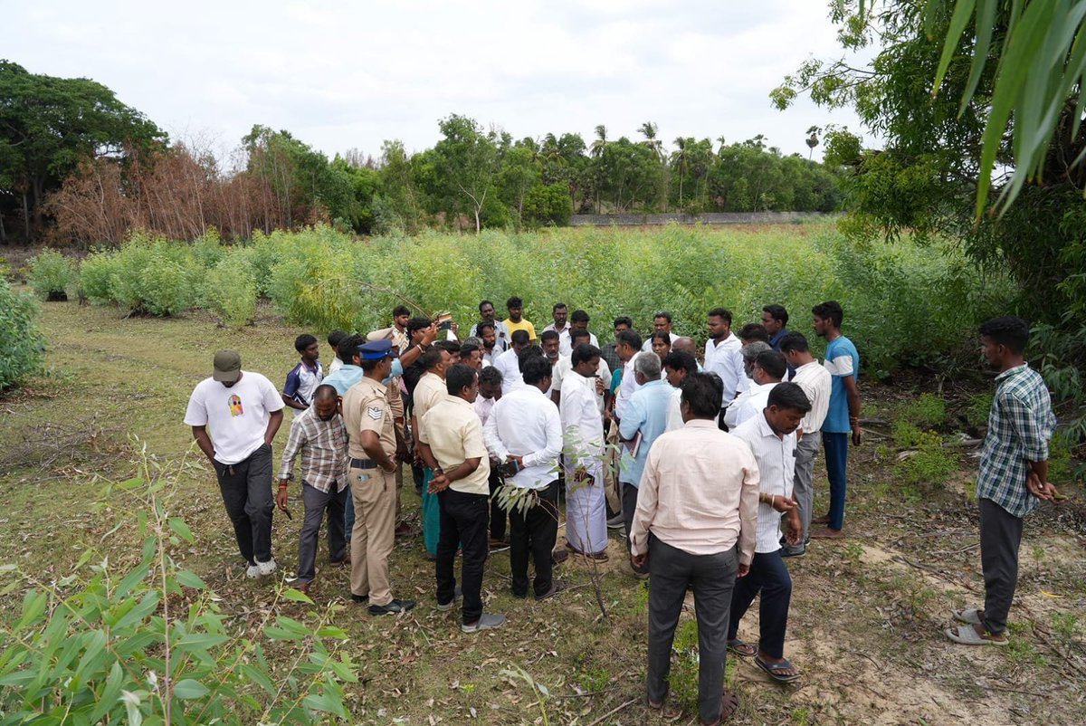 VanniTamizhVCK's tweet photo. திண்டிவனம் தொகுதி - மரக்காணம் ஒன்றியம், ஆச்சுக்காடு கிராமத்தில் மயானப்பாதை அமைத்துத் தர வேண்டும் என அப்பகுதி மக்கள் நீண்ட நாட்களாக கோரிக்கை விடுத்து வந்தனர்.

இன்று (08.08.26) ஆச்சுக்காடு கிராமத்திற்கு அதிகாரிகளுடன் நேரில் சென்று, மயானப்பாதைக்கான இடத்தை ஆய்வு செய்தோம்.

மயானப்பாதை அமைக்கும் பணியை விரைந்து மேற்கொள்ள வேண்டும் என்றும், மழைக்காலத்திற்கு முன்பாகவே இப்பணியை விரைந்து முடித்து மக்கள் பயன்பாட்டிற்கு கொண்டு வர வேண்டும் என்றும் அதிகாரிகளுக்கு அறிவுறுத்தினேன்.