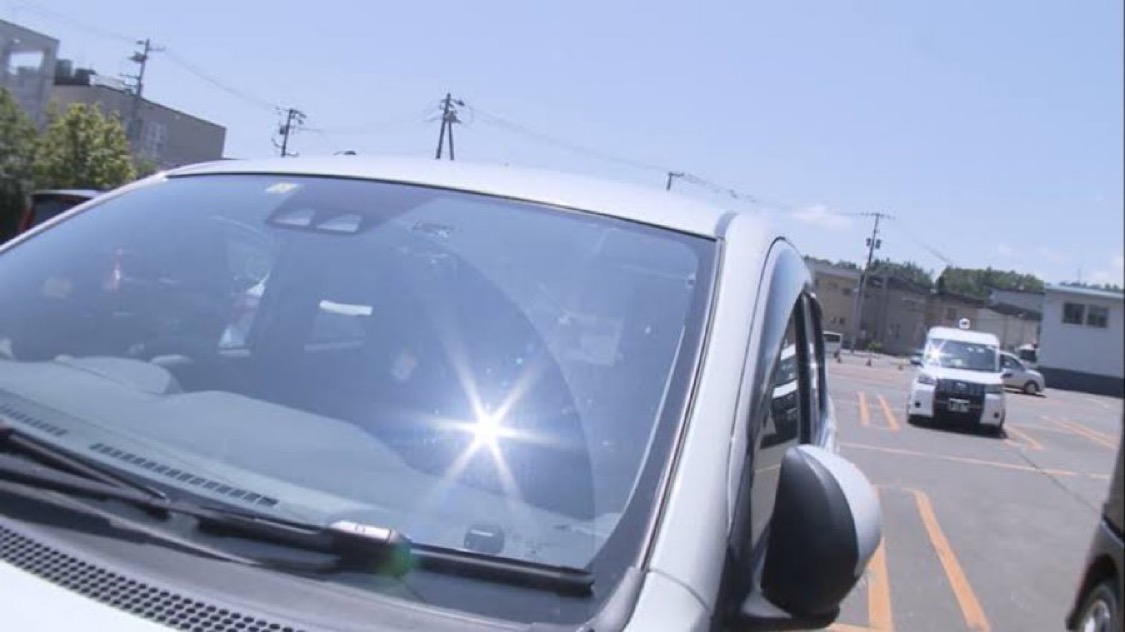 jiro_3_'s tweet photo. 断言します！

真夏の車内、
「エアコンを強くすれば早く冷える」
と思ってる人、多すぎます。

僕も5年前までそうでした。

炎天下に駐車。

ドアを開けた瞬間、
「暑っ……」

すぐエアコンをMAX。

「これが一番早いでしょ」

ずっとそう思ってました。

でも5年前、
トヨタで働いている友人に聞いたんです。

僕「真夏の車って、早く冷やすなら冷房MAX？」

友人「....」

僕「違うの？」

友人「それだけだと、もったいないよ。」

僕「え？」

実は、灼熱の車内を早く冷やすポイントは、