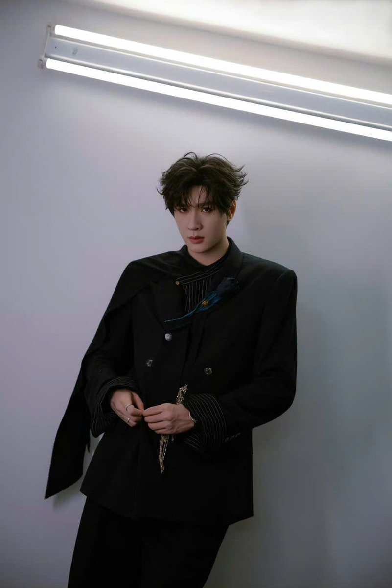 duong79224's tweet photo. We stand behind Zhanxuan with unwavering pride as he shines as a true ambassador of culture and artistic passion tonight.

#ZhanXuanWeiboGala2026 #WeiboGala2026xSiamParagon https://t.co/hVzrxulypo