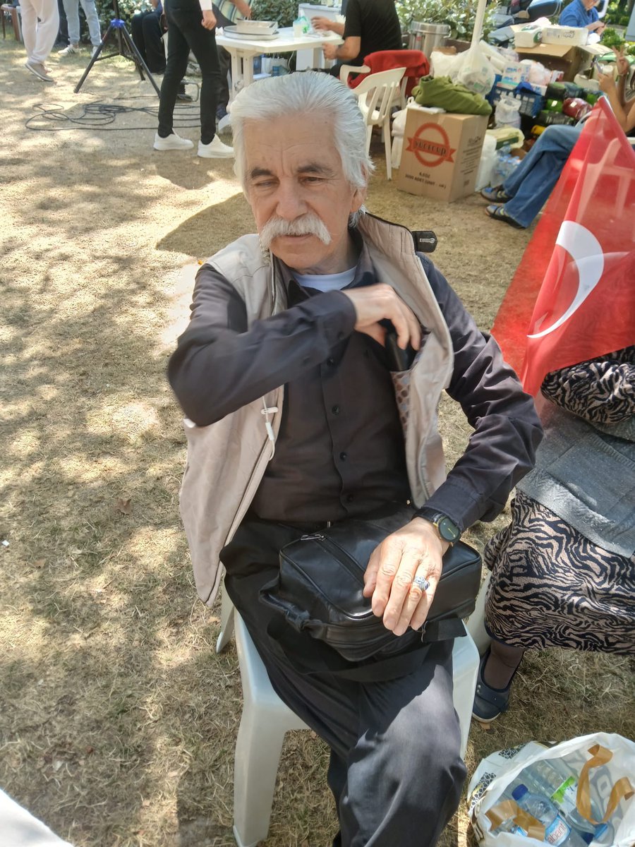 OrkunOzeller's tweet photo. Gazilerimizin yanına gidip kucaklaşmak için daha ne bekliyorsunuz. 
Evladını Gabarda şehit vermiş ana ile Hendek operasyonunda gazi olan bile kalkıp gelmişse daha ne bekliyorsunuz 
Özellikle emekli askerler, siz onların silah arkadaşı, belki de komutanıydınız https://t.co/2CjBP3Y3m3