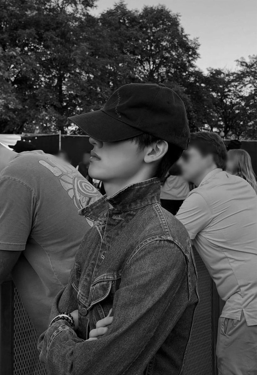 kkeonism's tweet photo. si sean yung tipong kahit hindi kita mukha sobrang gwapo parin haha, lakas ng arrive https://t.co/QpuFRGVIWJ