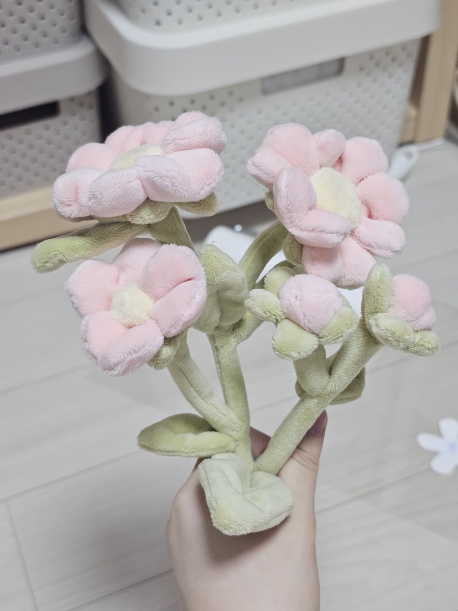 guay_0504's tweet photo. Rt+ 팔로우 한분에게 부드러운 조화를 만들어드려요
원단으로 만든 부드러운 조화에요!
철사가 내장되어있어 튼튼합니다.

원단색 고르실 수 있어요 참고해주세요~
인테리어소품에 좋습니다

#알티이벤트 #팔로우이벤트 https://t.co/AcfA2ttztP