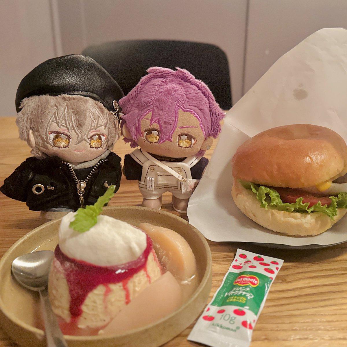 nio_ug's tweet photo. まんなかバースデーのお祝いだよ🍔🍮 https://t.co/TycpvdQtSZ