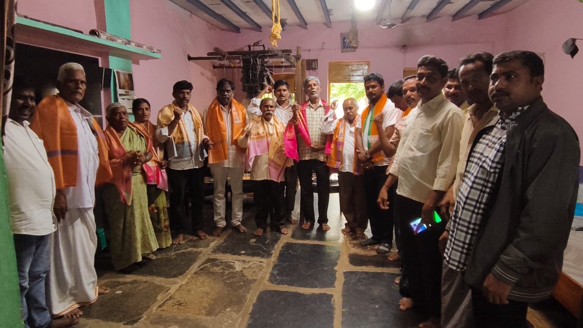 NLaleppa's tweet photo. జాతీయ చేనేత దినోత్సవంసందర్భంగాబీజేపీ ఓబీసీ మోర్చాజిల్లాఅధ్యక్షులు శ్రీ నాగేంద్రకుమార్ గారి ఆధ్వర్యంలో ఆకుతోటపల్లివీవర్స్కాలనీలో చేనేత కార్మికులను ఘనంగా సత్కరించడం జరిగింది.
మన సంస్కృతి, సంప్రదాయాలకు ప్రతీకగా నిలిచే చేనేత రంగాన్ని, చేనేత కార్మికుల సేవలను గౌరవించడం మనందరి బాధ్యత@BJ https://t.co/Qpk4jlHcFd