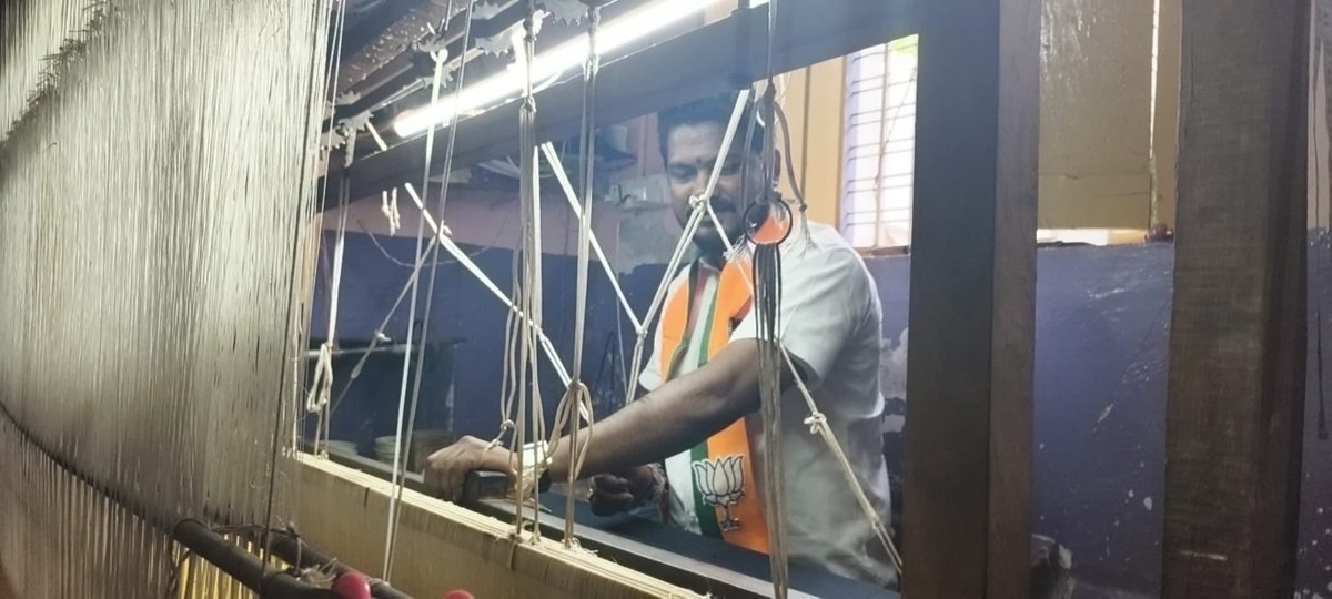 NLaleppa's tweet photo. జాతీయ చేనేత దినోత్సవంసందర్భంగాబీజేపీ ఓబీసీ మోర్చాజిల్లాఅధ్యక్షులు శ్రీ నాగేంద్రకుమార్ గారి ఆధ్వర్యంలో ఆకుతోటపల్లివీవర్స్కాలనీలో చేనేత కార్మికులను ఘనంగా సత్కరించడం జరిగింది.
మన సంస్కృతి, సంప్రదాయాలకు ప్రతీకగా నిలిచే చేనేత రంగాన్ని, చేనేత కార్మికుల సేవలను గౌరవించడం మనందరి బాధ్యత@BJ https://t.co/Qpk4jlHcFd