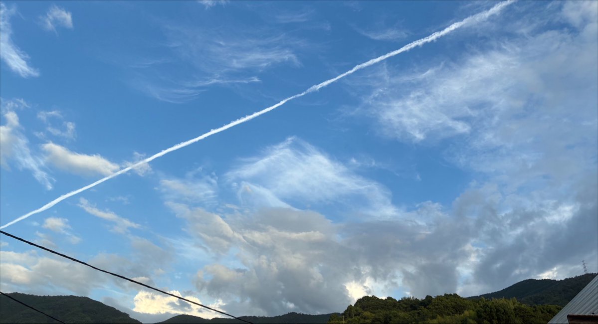 hihimtkmm's tweet photo. すんごい長い飛行機雲 https://t.co/VzVWiOY0Qf