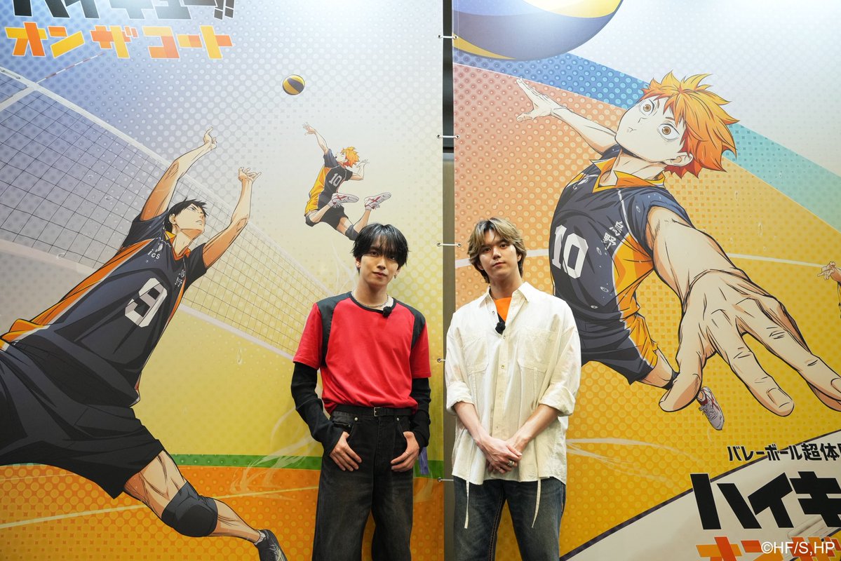 haikyu_otc_EX's tweet photo. 🟧⬛🟧⬛🟧⬛🟧⬛🟧⬛🟧⬛ 
MAZZEL🦅
RANさん＆⚾️EIKIさん
#ハイキューオンザコート
を超体験!! 🏐
 🟧⬛🟧⬛🟧⬛🟧⬛🟧⬛🟧⬛  選手たちの高さや速さを体感し「日向たちの解像度が一段と上がった！」と 楽しんでいただきました!! 
特に『ハイキュー!!』大好きなEIKIさんは 終始大興奮！🔥 運動神経抜群のお二人は どんな結果を残したのでしょうか？👀  当日の様子やお二人のコメントは 後日動画でも公開予定です🎥 
ぜひお楽しみに！✨
https://t.co/BESjzrPjTg  #ハイキュー!!
#MAZZEL #RAN #EIKI