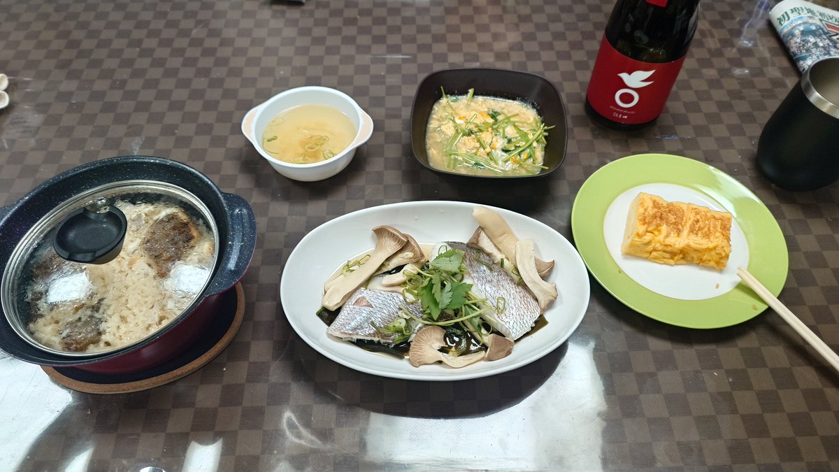 RIN_JP04's tweet photo. 今日の晩御飯は鯛がメイン
鯛飯、鯛の酒蒸し、卵焼き
余った出汁のお吸い物、三つ葉の卵とじ

肴に鯛のカルパッチョ https://t.co/YIU15aUKbz