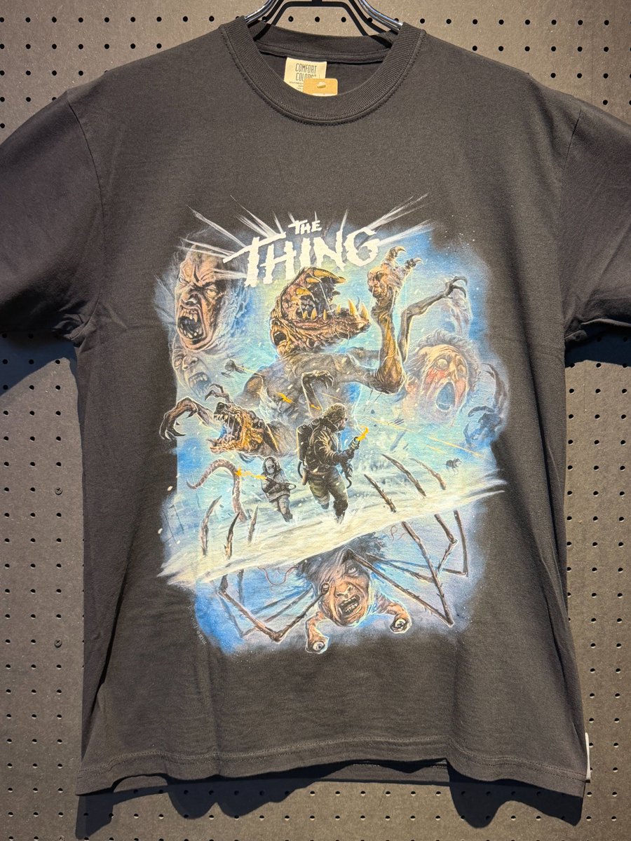 mamegyorai_jp's tweet photo. 【高円寺店Tシャツ情報】
ジョン・カーペンター監督作『遊星からの物体X』のTシャツ販売中。
1982年に公開し、その不気味なクリーチャーたちを中心に多くのファンに愛される作品。
様々なデザインで、着る『遊星からの物体X』をお楽しみください。
■￥7,980
■高円寺店でのみ販売中 https://t.co/QT9RIUvUVX