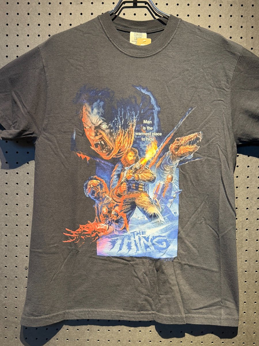 mamegyorai_jp's tweet photo. 【高円寺店Tシャツ情報】
ジョン・カーペンター監督作『遊星からの物体X』のTシャツ販売中。
1982年に公開し、その不気味なクリーチャーたちを中心に多くのファンに愛される作品。
様々なデザインで、着る『遊星からの物体X』をお楽しみください。
■￥7,980
■高円寺店でのみ販売中 https://t.co/QT9RIUvUVX