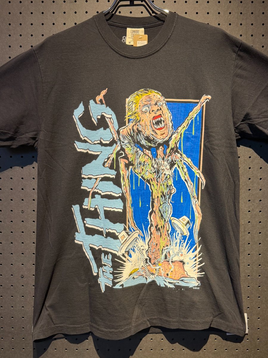 mamegyorai_jp's tweet photo. 【高円寺店Tシャツ情報】
ジョン・カーペンター監督作『遊星からの物体X』のTシャツ販売中。
1982年に公開し、その不気味なクリーチャーたちを中心に多くのファンに愛される作品。
様々なデザインで、着る『遊星からの物体X』をお楽しみください。
■￥7,980
■高円寺店でのみ販売中 https://t.co/QT9RIUvUVX
