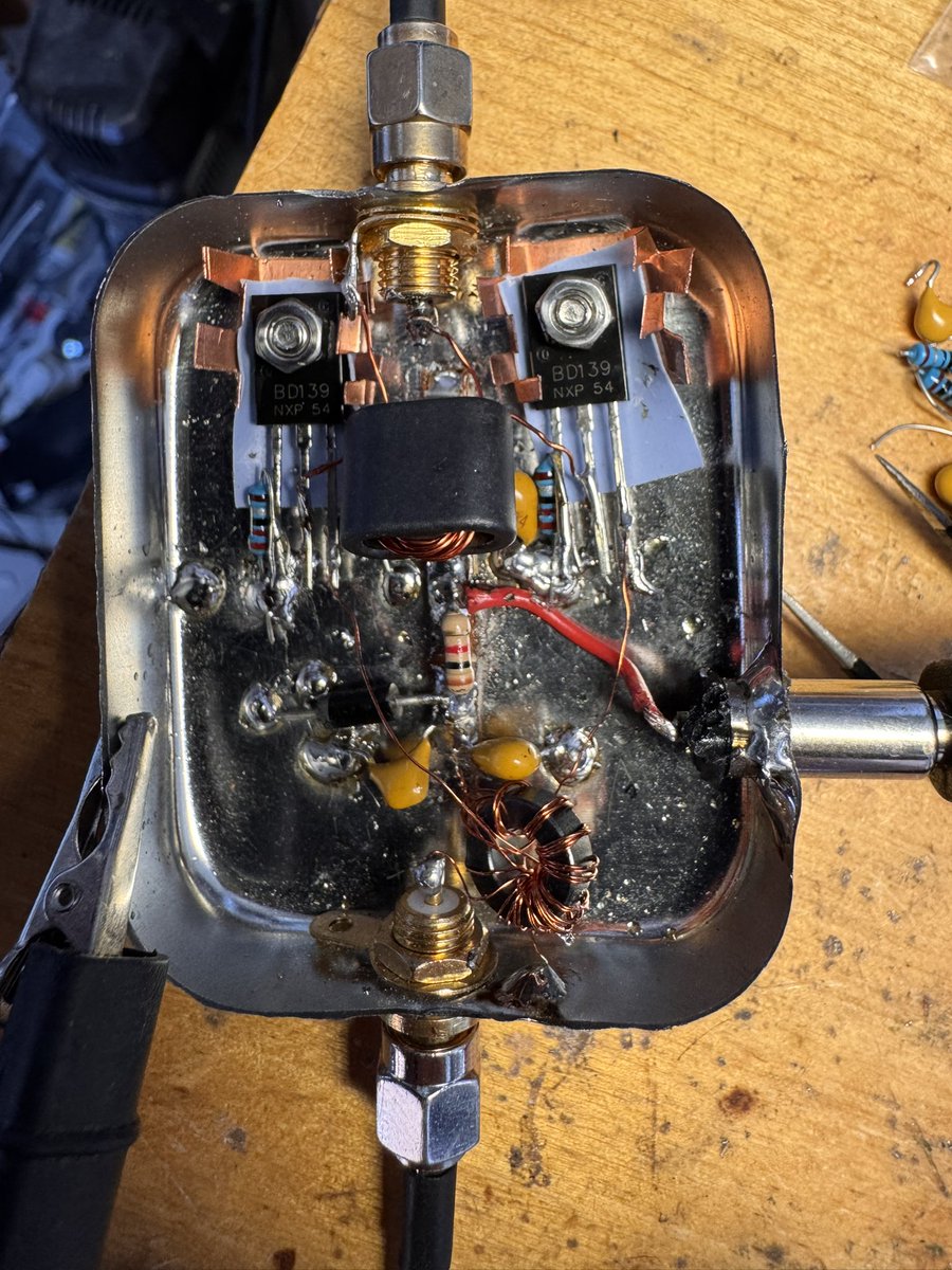 F4Htq's tweet photo. 1W driver for HF PA.
2 BD139 + 2.2R on emiters.
18dB of gain on 240kHz - 12MHz range.
12v 120 mA.
Thermal stability Ok https://t.co/li3IZtj5MJ