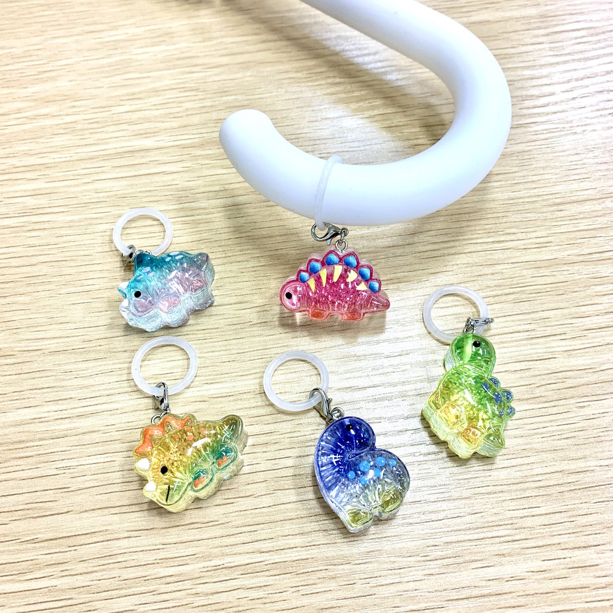 GiGO_Hashimoto's tweet photo. 💖景品入荷情報💖

🦖恐竜ワールド　クリスタルＢＩＧワンポイントチャーム🦕

🐬ぽちゃちゃ海のいきもの　クリスタルＢＩＧワンポイントチャーム🐧

🐶肉球　クリスタルＢＩＧワンポイントチャーム😺

傘やコスメ、文房具などにつけてアピール🎵
他の種類は次の投稿をチェック👀✨
#GiGOアリオ橋本 https://t.co/hJV95y8ApA