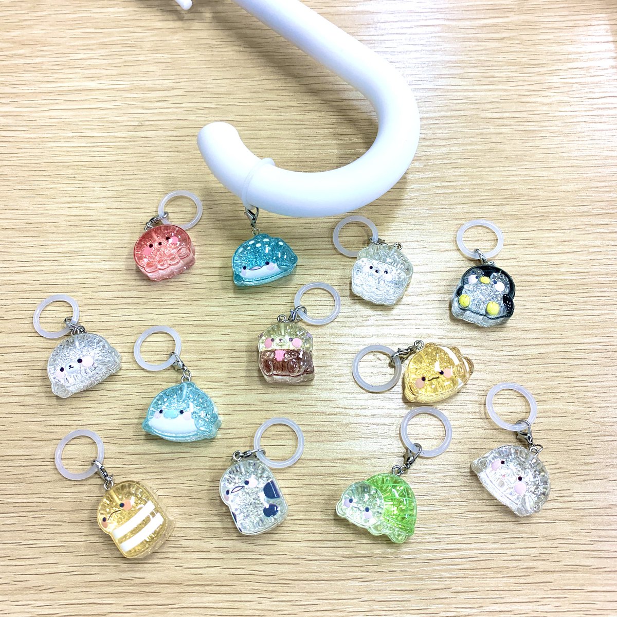 GiGO_Hashimoto's tweet photo. 💖景品入荷情報💖

🦖恐竜ワールド　クリスタルＢＩＧワンポイントチャーム🦕

🐬ぽちゃちゃ海のいきもの　クリスタルＢＩＧワンポイントチャーム🐧

🐶肉球　クリスタルＢＩＧワンポイントチャーム😺

傘やコスメ、文房具などにつけてアピール🎵
他の種類は次の投稿をチェック👀✨
#GiGOアリオ橋本 https://t.co/hJV95y8ApA
