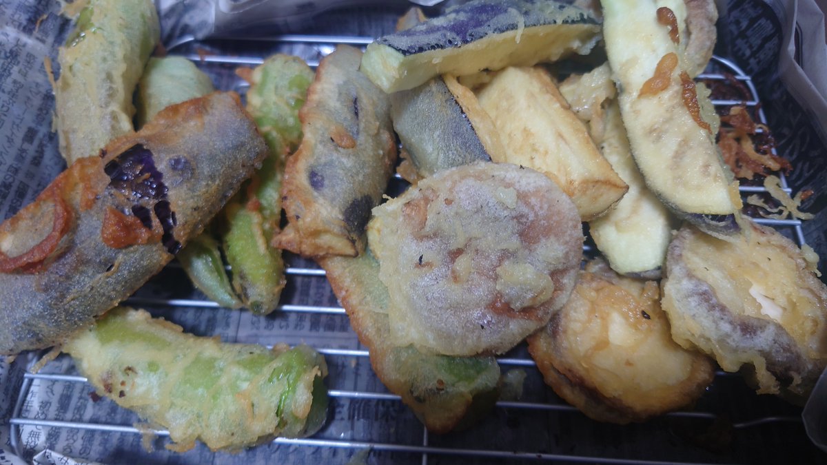 Macken_CC110's tweet photo. 天ぷら祭りです
しいたけ、なす、万願寺です https://t.co/n99D0WTVJd